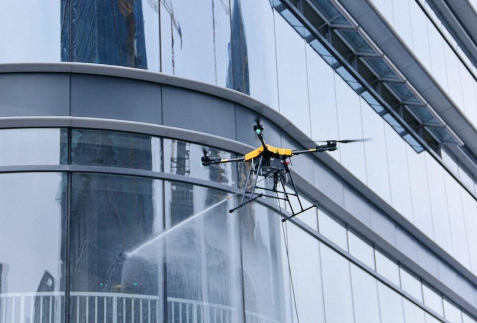 Drone Cleaning vs Manual Cleaning Key Benefits